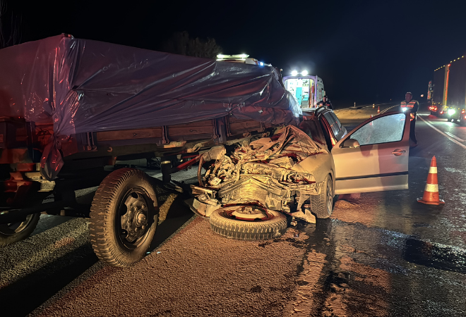 Traktörün römorkuna çarpan otomobilde 1 kişi hayatını kaybetti, 1 kişi yaralandı