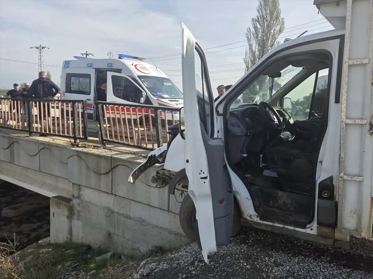 bursada kamyonet korkuluga carpti surucu yarali xqdThpZd.jpg