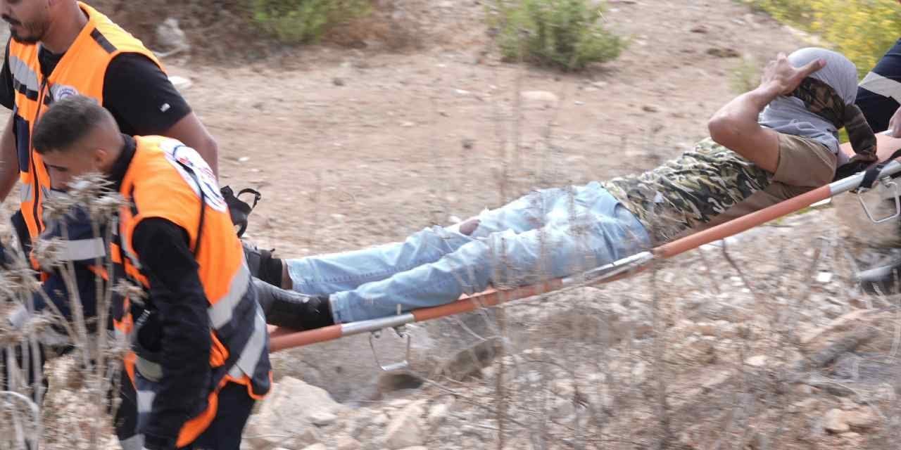 israil askerleri sevinmeyin diyerek filistinli kalabaliga saldirdi liDlttBD.jpg
