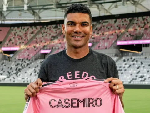 Brezilyali casemiro yeni takimina imzayi atti 7V7ndJke